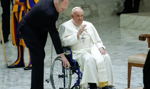 След общата си аудиенция, Папата беше закаран в болница  - 1