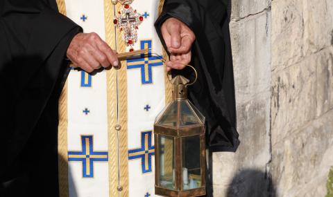 Гърция: църквата пази от Ковид-19? - 1