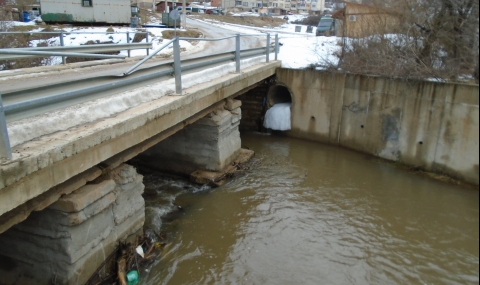 Фекалиите и отпадни води на град Трън се изливат в река Ерма - 1