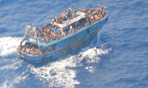 Корабът с мигранти край Гърция се е преобърнал при опит за теглене - 1