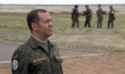 Медведев е разгневен, че Байдън сравнява Путин с Хамас и намеква за ядрена война - 1