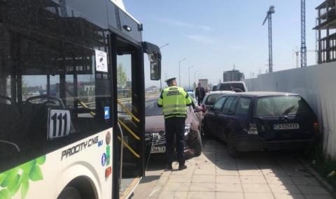 Градски автобус помля коли на Околовръстното в София - 1