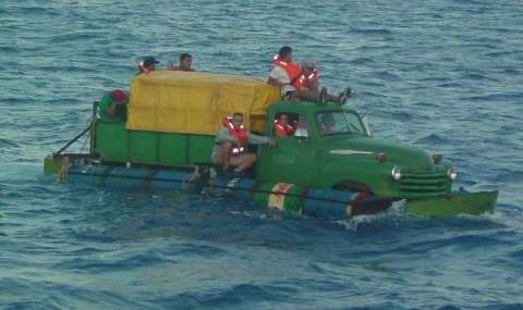 18 кубинци достигнаха брега на САЩ със самоделно корабче - 1