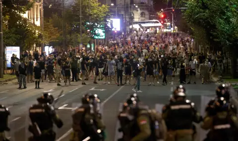 Нови сблъсъци в Сърбия между протестиращи и полицаи - 1