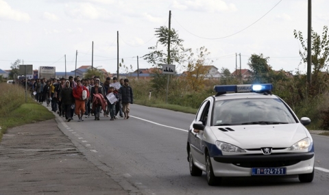 Бежанци се сбиха в Белград и тръгнаха към унгарската граница - 1