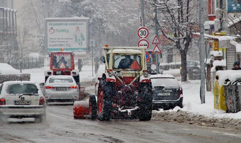 Тийнейджър потроши три паркирани автомобила в Пловдив с колата на баща си - 1