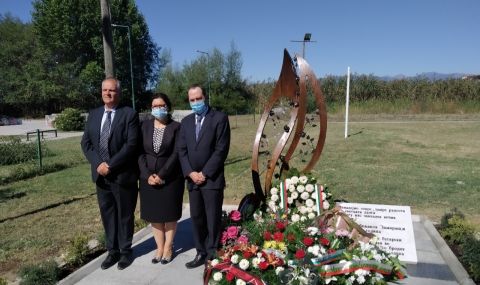 Оскверниха паметната плоча на 15-те български туристи, загинали в Охрид - 1