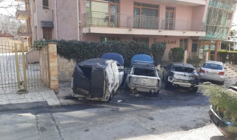 Четири автомобила изгоряха във Варна - 1