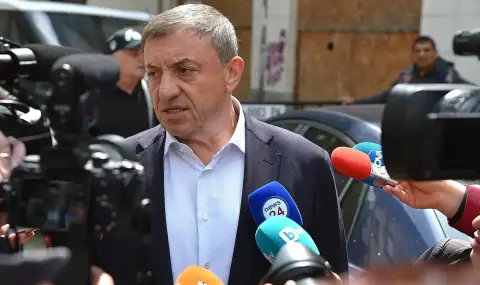 ФБР отключи телефона на Алексей Петров, следствието очаква данните