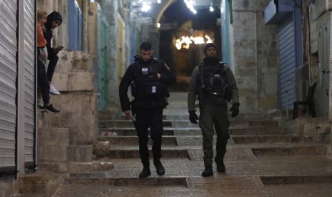 Нови сблъсъци между израелската полиция и палестинци в комплекса Ал Акса - 1