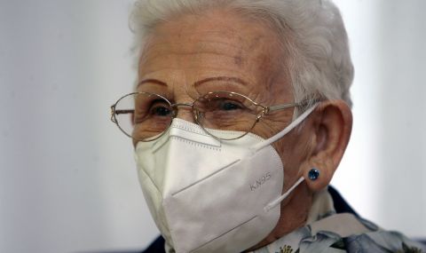 96-годишна е първата ваксинирана в Испания - 1
