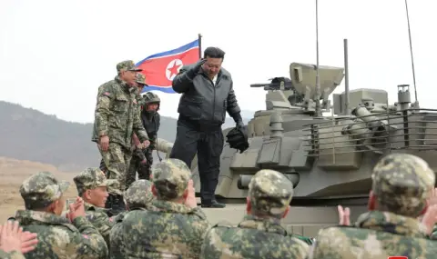 Лидерът на КНДР инспектира тактически ракетни системи