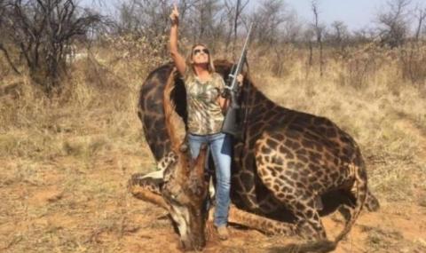 Американка се снима с убит жираф. Реакцията беше яростна - 1