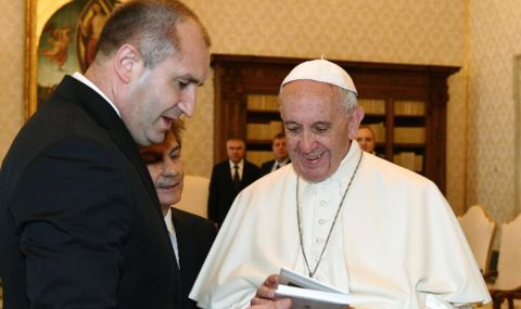 Президентът подари на папата триптих от Тревненската школа - 1