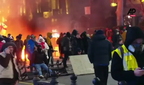 Протестиращите в Тбилиси предизвикаха пожар в парламента - 1