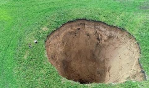 Огромен кратер се отвори насред поле в Русия (ВИДЕО) - 1