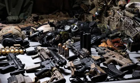 Руските сили нанасят удари по складове за гориво и боеприпаси в Украйна - 1