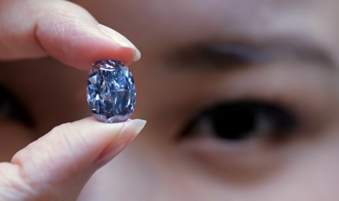 Продадоха рядък син диамант за $32 милиона - 1