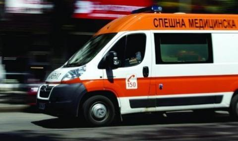Семейство с дете и млада сервитьорка откарани с линейки към инфекциозното в Благоевград - 1