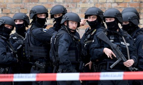В Хамбург двама въоръжени се барикадираха в училище - 1