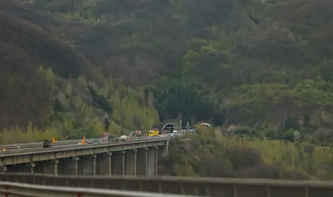 Полицаи спасиха от самоубийство жена на автомагистрала "Хемус" - 1