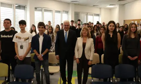 Посланикът на Турция разказа за професията на дипломата на младежи в София - 1