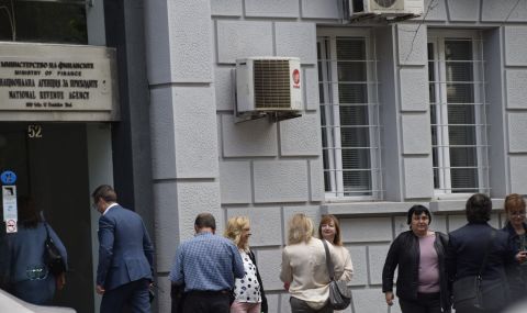 Бившият директор на НАП отговори за несъбраните стари задължения на фирми - 1