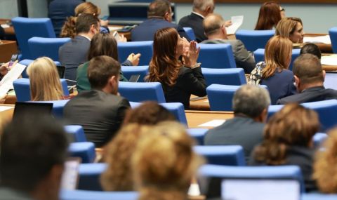 Парламентът се събира извънредно за първи вот на недоверие срещу кабинета "Денков" - 1