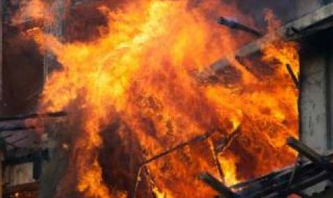 Борят се за живота на мъж, пострадал при пожар във варненско село - 1