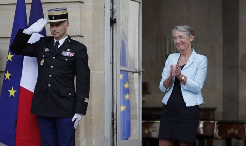 Френският премиер Елизабет Борн оцеля след първия парламентарен вот на недоверие  - 1