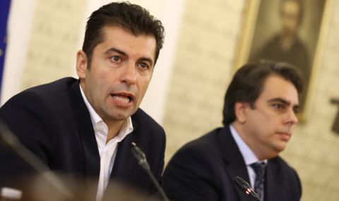 Кирил Петков: ДПС и ГЕРБ искат вот с хартия, за да си върнат чувалите - 1