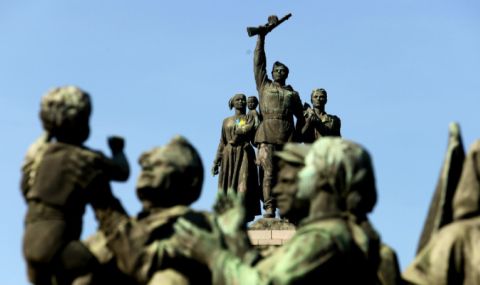 "Левицата" и "Възраждане" цяла нощ пазиха Паметника на Съветската армия - 1