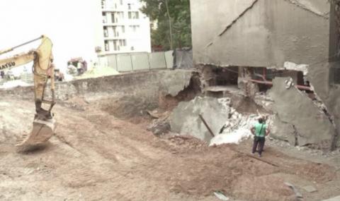 Стена на сграда се срути в Бургас - 1