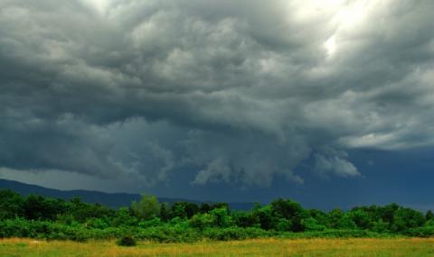 Черни облаци и гръмотевични бури - 1
