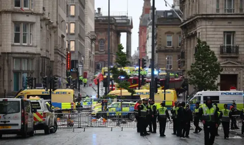 Автомобил се вряза в шампионския парад на Ливърпул, има пострадали - 1