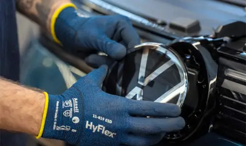 Volkswagen's profits hit record lows due to Trump  - 1