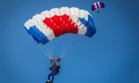 Мъж скочи с парашут от блок в София (ВИДЕО) - 1
