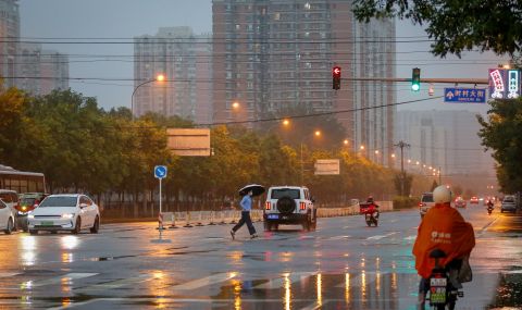 Отменени полети и затворени обекти в Тайван заради тайфуна "Ханун" - 1