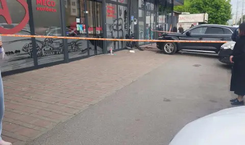Инцидент в София: Кола помете двама души до банкомат  - 1