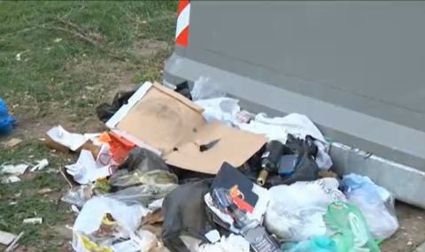 Варна заприлича на Париж: Боклукът е навсякъде, контейнерите стоят полупразни  - 1