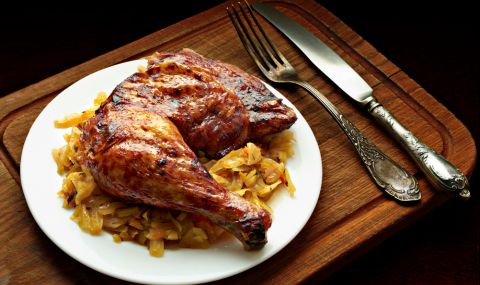 Рецепта за вечеря: Пилешки бутчета с кисело зеле и праз лук - 1