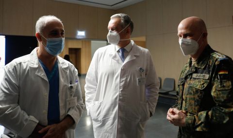 Германски военни медици лекуват тежко болни португалци - 1