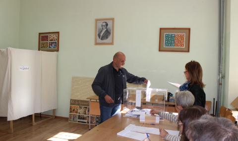 Томислав Дончев гласува в родния си град - 1