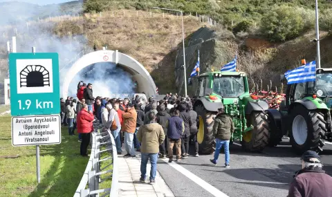 Земеделци в Гърция обсъждат протестно шествие с трактори към Атина - 1