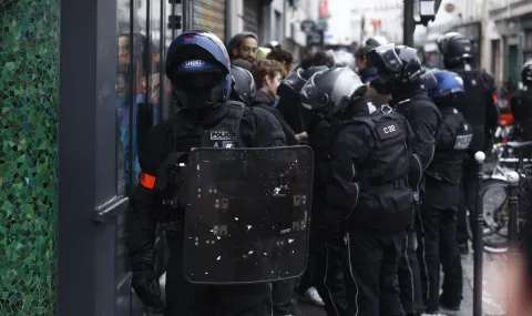 Paris on edge: Louvre and other museums closed over fears of unrest - 1
