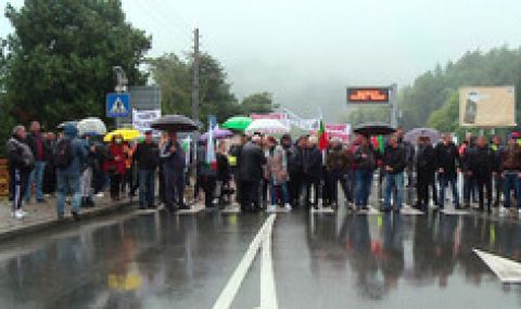 Жители на Лознишко затвориха за час пътя Разград-Търговище - 1