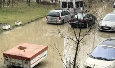 Десетки коли са наводнени заради авария в столичния квартал "Лагера"  - 1