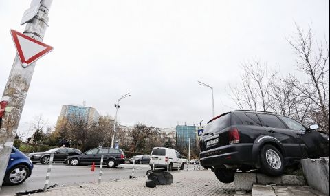 Кола се „качи" по стълби на кръстовище в София - 1