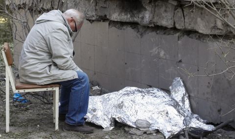 Този мъж стоя няколко часа до трупа на 9-годишната си внучка, убита от руска ракета - 1