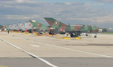 Военни следователи разпитват механиците в "Граф Игнатиево", подготвили падналия МиГ-29 - 1